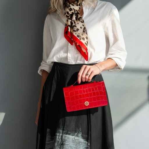 Opera Croque Clutch aus Leder mit Kroko Pragung und Schulterkette